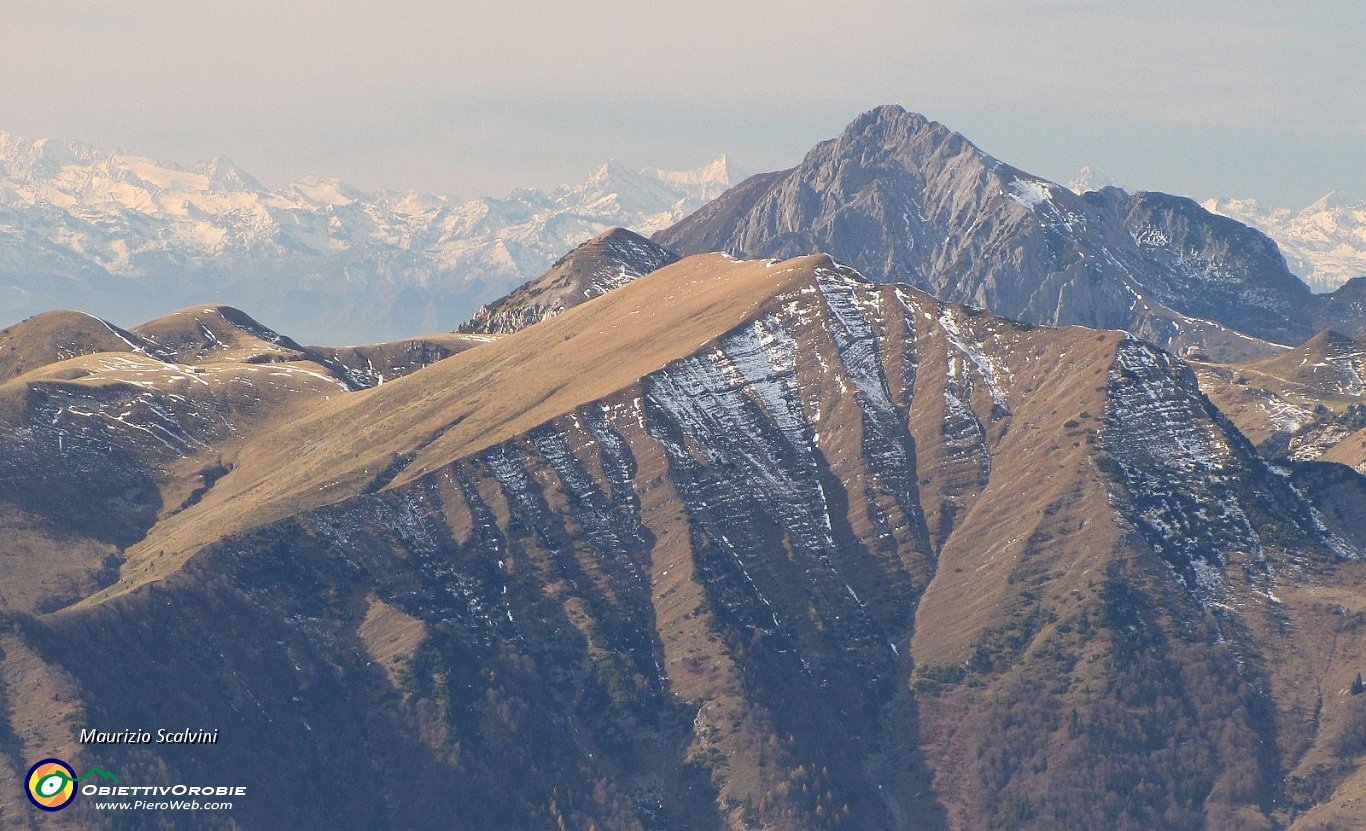 23 La lunga dorsale Baciamorti-Aralalta. Alle spalle ecco la Grignetta....JPG